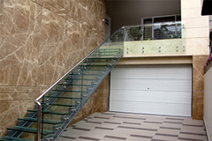 Cầu thang kính | Không nên thiết kế cầu thang giữa nhà | Cau Thang